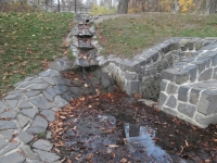 ... aby se vyno�il v parku a op�t zmizel pod zem ...