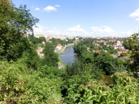 Op�t pohled z hradeb tentokr�t na �eku Lu�nici