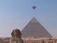 Pyramidaln� UFO - G�za, Egypt - Duben 2016