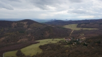 V�ska Lhota a v pozad� vrchy kolem Ran� - z Lipsk� hory